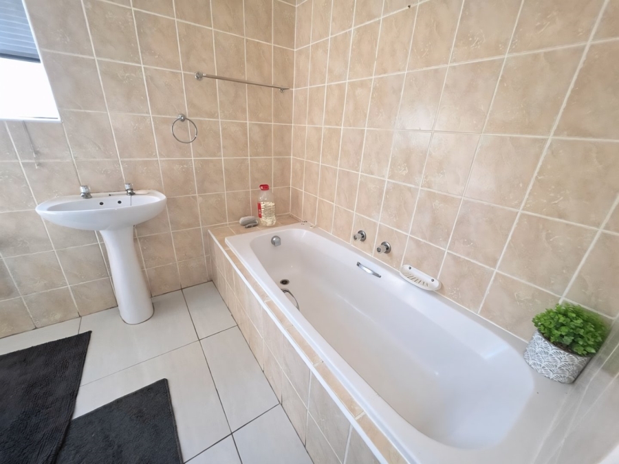 To Let 2 Bedroom Property for Rent in Parklands Western Cape
